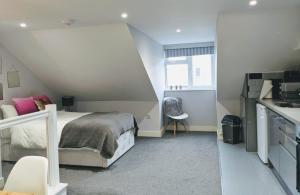 een slaapkamer met een bed en een wastafel bij 80 Bedford Place in Southampton