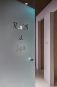 una puerta en una habitación con las palabras "salud y spa" en Elafos Spa Hotel, en Elliniko