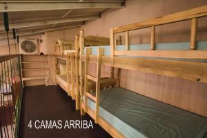 Giường tầng trong phòng chung tại Vacaciones Aregua CASA VANESSA