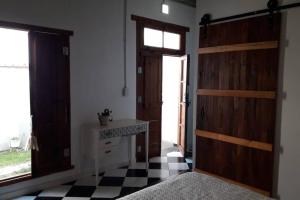 baño con suelo a cuadros en blanco y negro en Departamento Amoblado con Cochera en Villa María