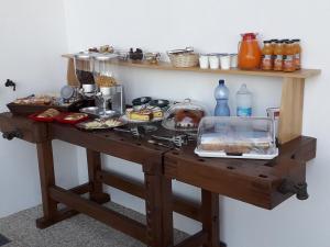 einen Tisch mit Essen darüber in der Unterkunft B&B Itufi in Colonnella
