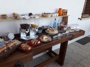 Ein Tisch mit einem Haufen Essen drauf. in der Unterkunft B&B Itufi in Colonnella