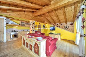平佐洛的住宿－Luxury Exclusive Attic，厨房设有木天花板和厨房。