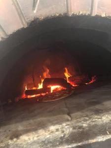 uma pizza está a cozinhar num forno de tijolos em Rochester Tavern em Rochester