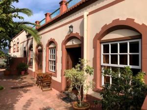 una casa con un patio con sillas y árboles en Casa Yanes Casas Rurales, en Breña Alta