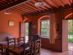 a dining room with a table and chairs and a window at Casa Yanes Casas Rurales in Breña Alta