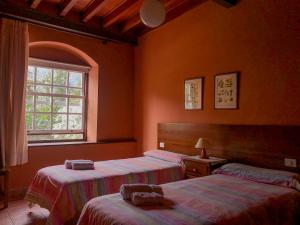 1 dormitorio con 2 camas y ventana en Casa Yanes Casas Rurales en Breña Alta