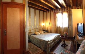 Tempat tidur dalam kamar di Hotel Tabina