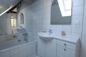 Saint-Jouin-BrunevalにあるLa Villa Floreの白いバスルーム(シンク、鏡付)