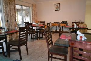 En restaurant eller et andet spisested på Kamogelo Guest House