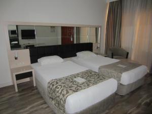 Postel nebo postele na pokoji v ubytování Golden Lotus Hotel
