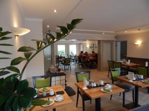 מסעדה או מקום אחר לאכול בו ב-Hotel garni Am Brunnenplatz