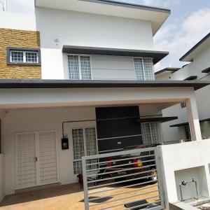 ein Haus, das mit einer Garage umgebaut wird in der Unterkunft Sea Lion Kuala Selangor Semi-Detached Homestay in Kuala Selangor