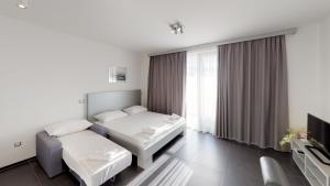 Postel nebo postele na pokoji v ubytování Whitehouse Apartments + 37 fotografií