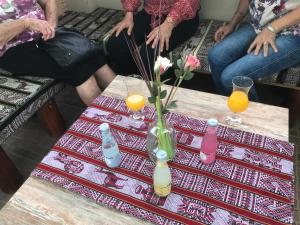 Una mesa con un jarrón de flores y bebidas encima. en Tamaris Hotel, en Chiclayo 15 fotos más