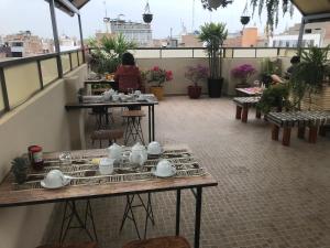 una mesa con tazas y platos en el balcón en Tamaris Hotel, en Chiclayo