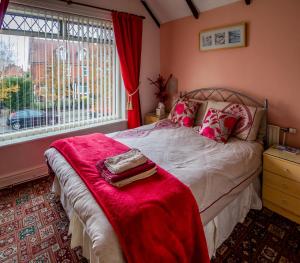 En eller flere senge i et værelse på The Tudor Lodge