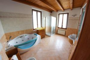 Ένα μπάνιο στο Villa Central Varenna