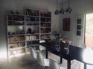 Η βιβλιοθήκη του διαμερίσματος