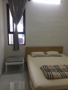 a bedroom with a bed and a window at JACY Apartment - Phan Rang, Ninh Thuan in Phan Rang–Tháp Chàm