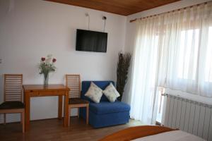 Televízia a/alebo spoločenská miestnosť v ubytovaní Guesthouse Hodak