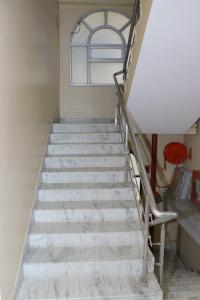 - un escalier dans une chambre avec fenêtre dans l'établissement HOTEL SHIVAM, à Howrah