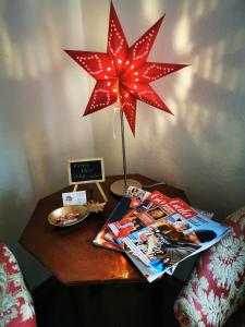 uma mesa com uma estrela vermelha em cima em Heidi's Home em Garmisch-Partenkirchen