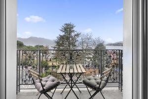 蒙特勒Montreux Grand Rue - Swiss Hotel Apartments的阳台上的一张桌子和两把椅子