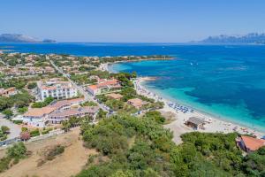 eine Luftansicht auf einen Strand mit einem Resort in der Unterkunft Hotel Mare Blue in Olbia