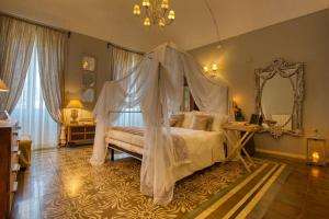 Una cama o camas en una habitación de Corte Rossetti Le Dimore Luxury B&B
