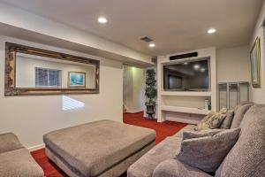 uma sala de estar com um sofá e uma televisão em Duke and Daisy Maes Hideaway Mins to Dtwn Denver! em Northglenn