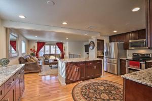 Köök või kööginurk majutusasutuses Private Yard and Patio Denver Area Home! +16 fotot