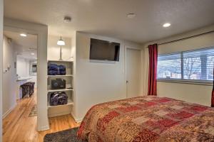 Voodi või voodid majutusasutuse Private Yard and Patio Denver Area Home! toas