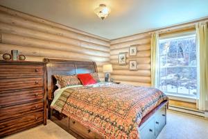 Un ou plusieurs lits dans un hébergement de l'établissement Secluded Log Cabin with Game Room and Forest Views