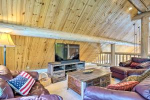 Coin salon dans l'établissement Secluded Log Cabin with Game Room and Forest Views