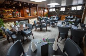 un restaurante comedor con mesas y sillas en Smithfield Hotel en Dounby