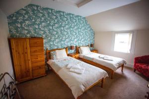 Dounby的住宿－史密斯費爾德酒店，一间卧室设有两张床和绿色的墙壁