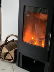 un horno microondas con fuego junto a una cesta en Buxbuddies Captains Inn, en Fehmarn