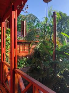 una casa con una valla roja y algunas plantas en Terra Lodge en Puerto Iguazú