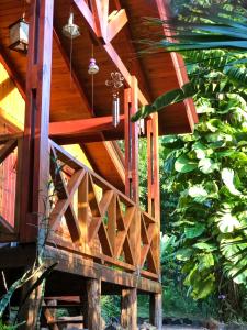 Casa de madera con techo de madera en Terra Lodge en Puerto Iguazú