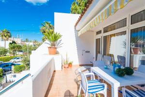 eine Terrasse mit einem Tisch und Stühlen auf dem Balkon in der Unterkunft Apartamento Silver in Port d'Alcúdia