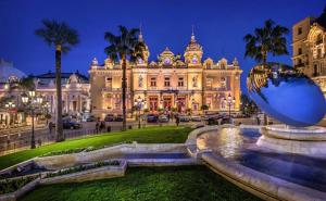 博索莱伊monaco, CHAMBRE LUXE, à 250M casino的一座大建筑,前面有一个大球