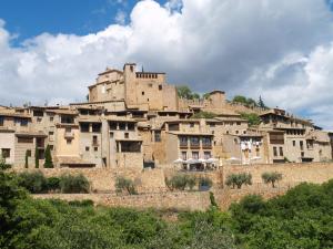 un grupo de edificios en la cima de una colina en Mesón de Colungo, en Colungo