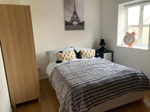 um quarto com uma cama com a Torre Eiffel em 2 Bed Duplex Penthouse Apartment by Mathew Street Sleeps 6 em Liverpool