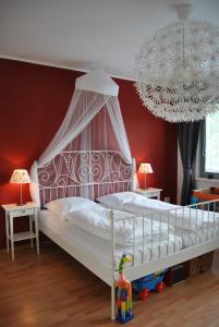 sypialnia z białym łóżkiem z baldachimem w obiekcie Refugium am Engelbecken w Berlinie