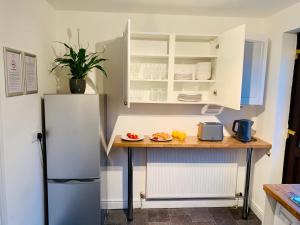 A kitchen or kitchenette at Free Parking Stylish 3 Bed With Garden