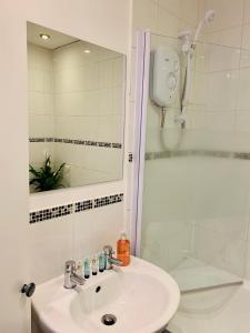 A bathroom at Free Parking Stylish 3 Bed With Garden