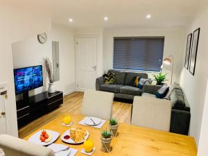 sala de estar con mesa y sofá en Free Parking Stylish 3 Bed With Garden en Taunton