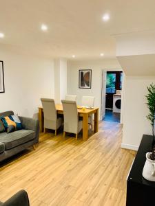 sala de estar con mesa, sillas y sofá en Free Parking Stylish 3 Bed With Garden en Taunton
