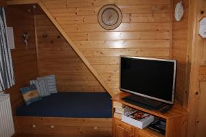 a small room with a tv in a log cabin at Ferienhaus Margotti in Altaussee